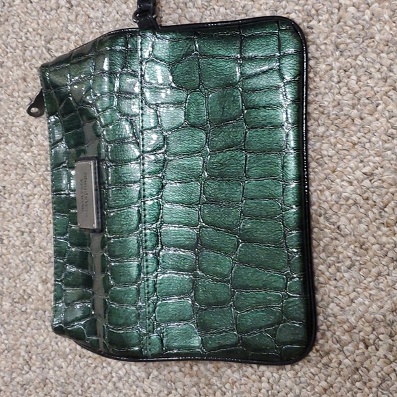 Vera Wang Clutch/ Wristlet Foldable - Picture 4 of 16